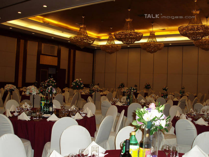 无人,横图,室内,白天,正面,婚礼,快乐,餐桌,桌子,酒店,照明,阴影,庆祝,装饰,盛开,光线,影子,灯光,结婚,花蕾,吊灯,顶灯,玻璃制品,灯,酒瓶,花,花瓣,花朵,鲜花,玻璃瓶,餐巾,瓶子,灯具,花苞,花蕊,喜庆,餐台,纪念,华丽,修饰,照亮,点缀,照明设备,衬托,美观,雅致,雅观,保洁方巾,口布,彩图,高兴,旅店,shslj1