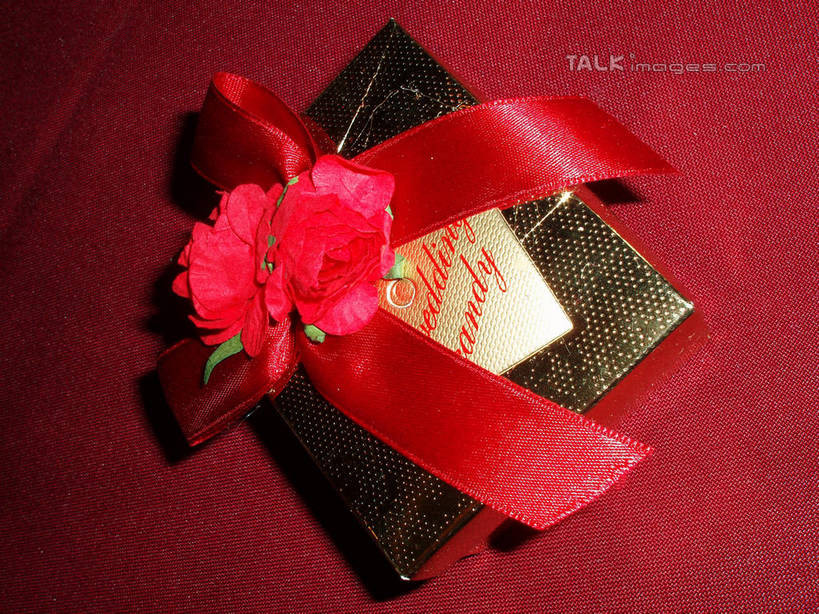 无人,横图,俯视,室内,特写,白天,婚礼,快乐,静物,礼盒,礼物,阴影,庆祝,反射,英文,标志,布料,丝绸,丝带,文字,影子,纸盒,字符,字母,缎带,贺卡,结婚,祝福,布纹,文化,标识,绸带,盒子,桌布,一个,红色,包装盒,餐巾,卡片,礼品盒,台布,喜庆,礼品,单个,纪念,英文字母,礼仪,祝愿,餐桌布,彩图,高角度拍摄,高兴,shslj1