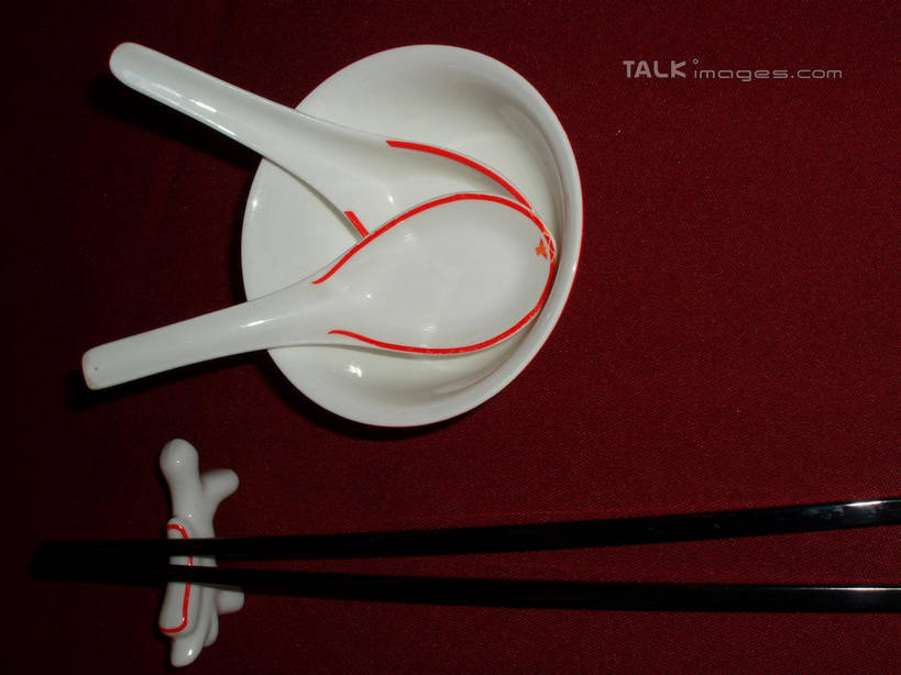 无人,横图,俯视,室内,特写,白天,筷子,静物,餐具,一双,阴影,反射,布料,影子,勺子,陶瓷,筷架,陶瓷制品,两把,布纹,筷枕,文化,传统,桌布,红色,餐巾,容器,调羹,台布,汤匙,碗,储藏,礼节,筷子架,储存,礼仪,进餐用具,餐桌布,彩图,高角度拍摄,贮存,shslj1