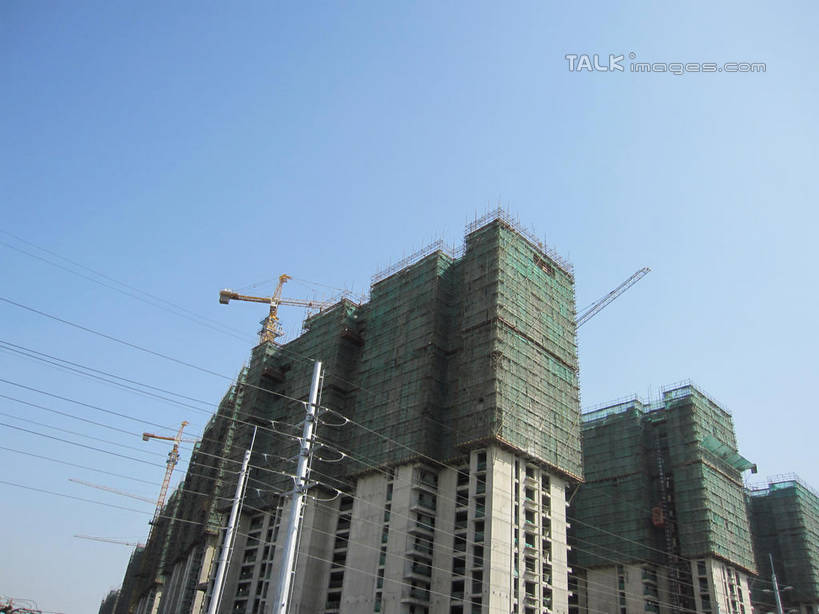 无人,家,横图,室外,白天,仰视,技术,建筑,阴影,电力,光线,电线,电线杆,线,影子,房屋,屋子,公寓,电能,线路,设备,洋房,楼房,住宅,吊车,施工,蓝色,蓝天,天空,阳光,建筑工地,交通工具,天,机械,起重机,晴朗,电,电源,工程,载具,能量,万里无云,地盘,建筑地盘,施工地盘,工作车,施工车,汽车吊,晴空,晴空万里,彩图,低角度拍摄,房子,工地,shslj1