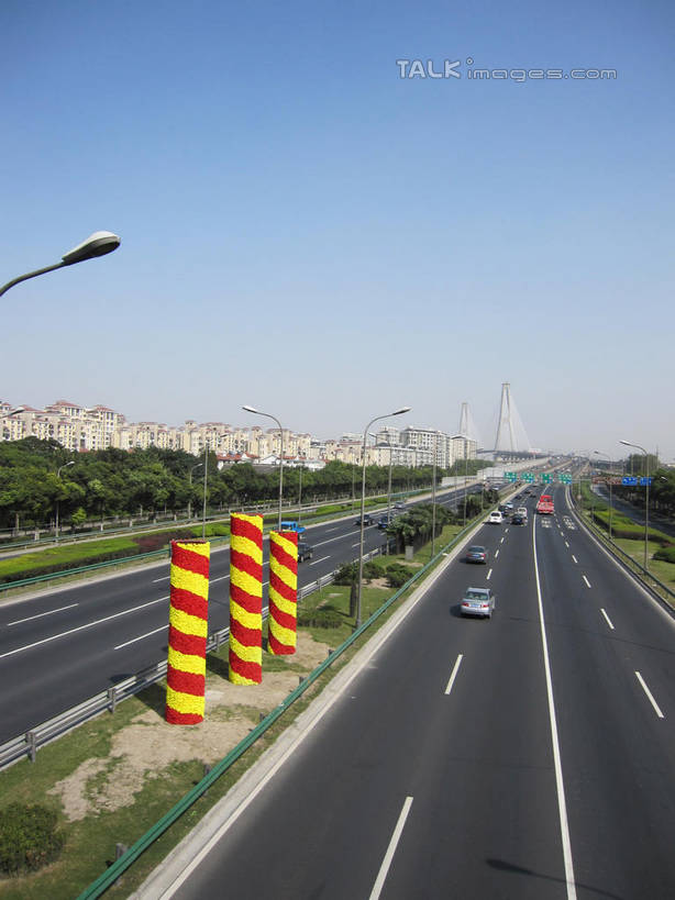 无人,家,栏杆,竖图,室外,白天,正面,旅游,度假,草地,草坪,美景,树林,植物,城市风光,城市,道路,建筑,卡车,路,路灯,公路,汽车,照明,阴影,光线,影子,房屋,屋子,景观,公寓,建筑群,围栏,灯光,分界线,停车线,交通,娱乐,建设,洋房,护栏,楼房,住宅,车,灯,草,树,树木,蓝色,绿色,蓝天,天空,阳光,自然,交通工具,轿车,天,驾驶,行驶,享受,休闲,景色,放松,生长,晴朗,成长,车行道,车行道分界线,操纵,照亮,控制,照明设备,载具,标线,操控,车行线,万里无云,把持,晴空,晴空万里,马路,彩图,房子,shslj1