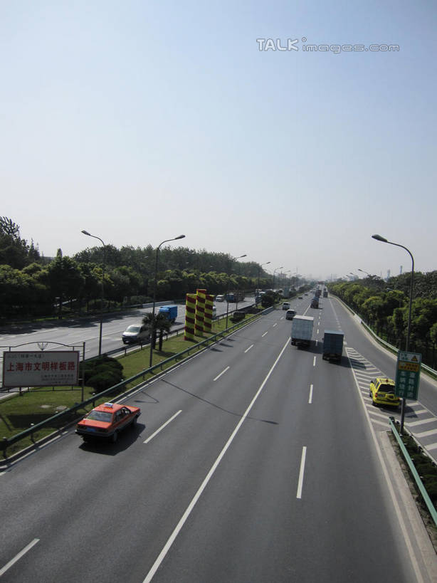 无人,竖图,室外,白天,正面,度假,草地,草坪,美景,树林,植物,城市风光,城市,道路,路,路灯,公路,汽车,照明,阴影,光线,影子,景观,灯光,分界线,停车线,交通,娱乐,车,灯,草,树,树木,蓝色,绿色,蓝天,天空,阳光,自然,交通工具,轿车,天,驾驶,行驶,享受,休闲,景色,放松,生长,晴朗,成长,车行道,车行道分界线,操纵,照亮,控制,照明设备,载具,标线,操控,车行线,万里无云,把持,晴空,晴空万里,马路,彩图,shslj1