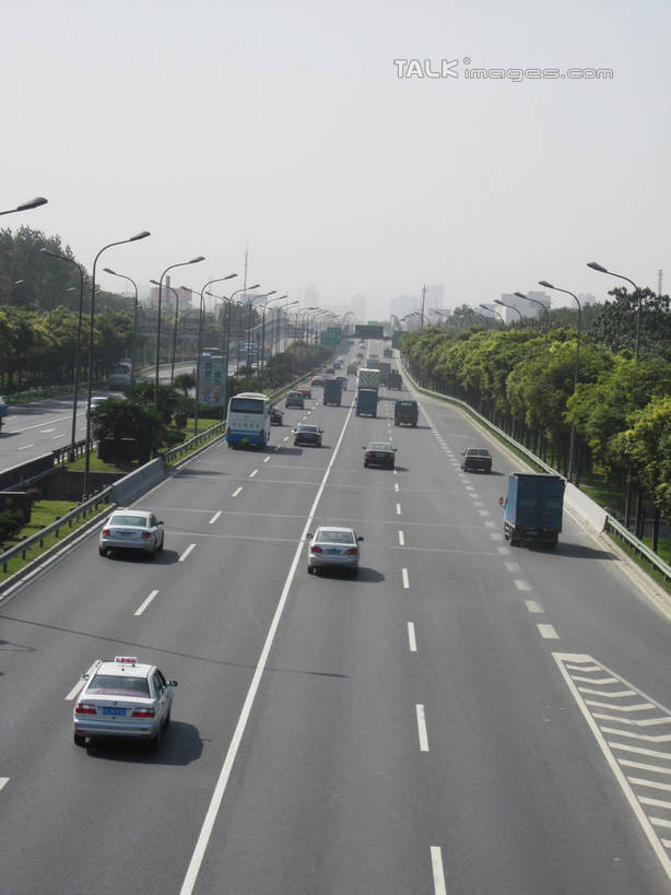 无人,竖图,室外,白天,正面,度假,草地,草坪,美景,树林,植物,城市风光,城市,道路,卡车,路,路灯,公路,汽车,照明,阴影,光线,影子,景观,灯光,分界线,停车线,交通,娱乐,车,灯,草,树,树木,蓝色,绿色,蓝天,天空,阳光,自然,交通工具,轿车,天,驾驶,行驶,享受,休闲,景色,放松,生长,晴朗,成长,车行道,车行道分界线,操纵,照亮,控制,照明设备,载具,标线,操控,车行线,万里无云,把持,晴空,晴空万里,马路,彩图,shslj1