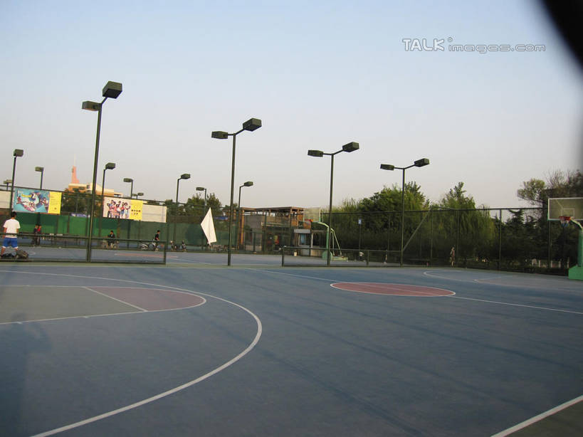 东方人,一个人,栏杆,站,横图,室外,白天,运动服,路灯,照明,亚洲,仅一个男性,仅一个人,阴影,服装,光线,影子,墙,篮球场,球场,围栏,灯光,铁丝网,黄种人,场地,护栏,墙壁,墙面,灯,仅一个年轻男性,背面,衣服,蓝色,蓝天,天空,阳光,天,站着,服饰,晴朗,照亮,衣着,照明设备,穿着,万里无云,衣饰,铁蒺藜,男人,男性,年轻男性,亚洲人,晴空,晴空万里,站立,彩图,全身,篮球场地,运动装,shslj1