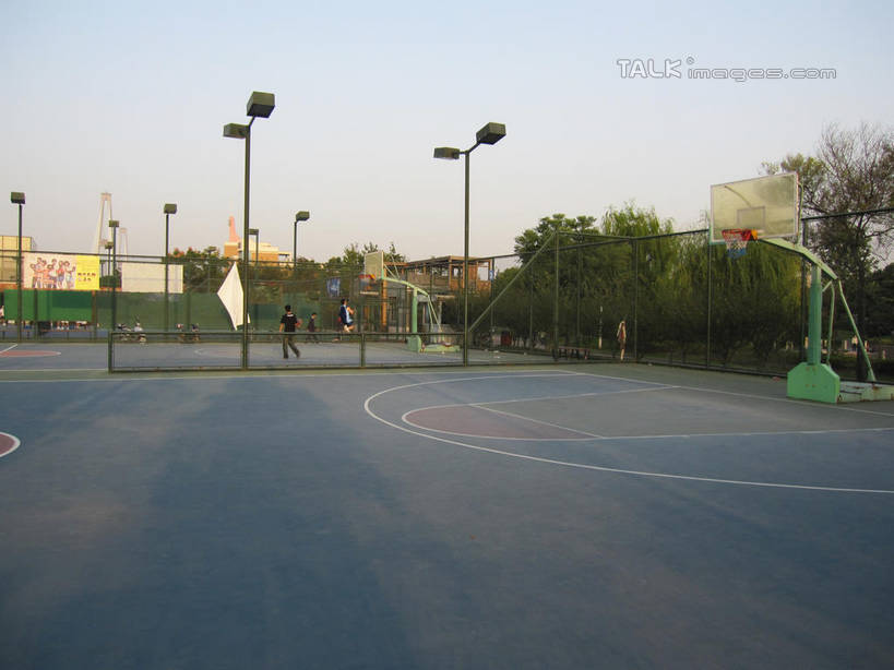 无人,栏杆,横图,室外,白天,正面,路灯,照明,阴影,光线,篮球框,影子,墙,篮球场,球场,围栏,灯光,铁丝网,场地,护栏,墙壁,墙面,灯,蓝色,蓝天,天空,阳光,天,篮球网,晴朗,照亮,照明设备,万里无云,篮球板,铁蒺藜,晴空,晴空万里,彩图,篮球场地,shslj1