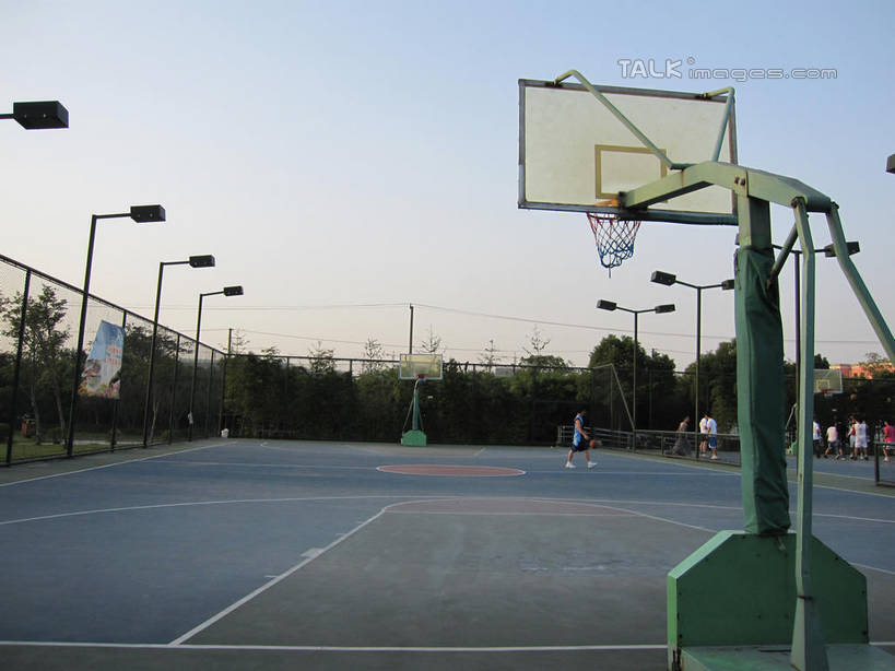 东方人,伙伴,朋友,栏杆,站,横图,室外,白天,正面,运动服,锻炼,旅游,度假,友谊,运动,路灯,照明,亚洲,阴影,服装,光线,篮球框,影子,墙,篮球场,球场,围栏,灯光,铁丝网,许多人,注视,黄种人,娱乐,场地,护栏,墙壁,墙面,灯,衣服,蓝色,蓝天,天空,阳光,天,观察,看,站着,一群人,享受,休闲,篮球网,放松,服饰,晴朗,观看,照亮,察看,衣着,照明设备,穿着,关注,室外运动,户外运动,万里无云,篮球板,衣饰,铁蒺藜,友情,男人,男性,年轻男性,亚洲人,晴空,晴空万里,站立,彩图,全身,健身,篮球场地,运动装,shslj1