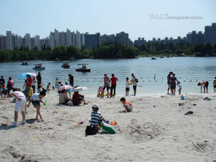 东方人,儿童,背部,家庭,夫妻,母亲,父亲,女儿,儿子,公园,家,站,坐,走,横图,室外,白天,正面,爱情,纯洁,草地,草坪,湖,湖泊,沙滩,树林,水,植物,上海,中国,亚洲,行人,游客,游人,阴影,服装,光线,伞,沙子,影子,雨伞,遮阳伞,房屋,屋子,河岸,河滩,湖面,水流,水面,公寓,沙地,许多人,浪漫,注视,休闲装,黄种人,阳伞,洋房,楼房,路人,旅客,住宅,草,树,树木,小孩,衣服,蓝色,绿色,蓝天,天空,阳光,自然,湖水,人工湖,天,观察,看,站着,一群人,休闲,温暖,温馨,父女,父子,母女,母子,一家人,休闲服,恩爱,父爱,可爱,母爱,童年,童趣,恋人,服饰,大宁灵石公园,生长,晴朗,成长,观看,申,和睦,察看,太阳伞,关注,童真,东亚,烂漫,无邪,上海市,万里无云,中华人民共和国,沪,华东地区,闸北区,过客,天真,男孩,男人,男性,年轻男性,年轻女性,女孩,女人,女性,亚洲人,孩子,年轻人,夫妇,情侣,晴空,晴空万里,步行,站立,走路,坐着,半身,彩图,房子,广中西路,伴侣,融洽,男生,女生,shslj1