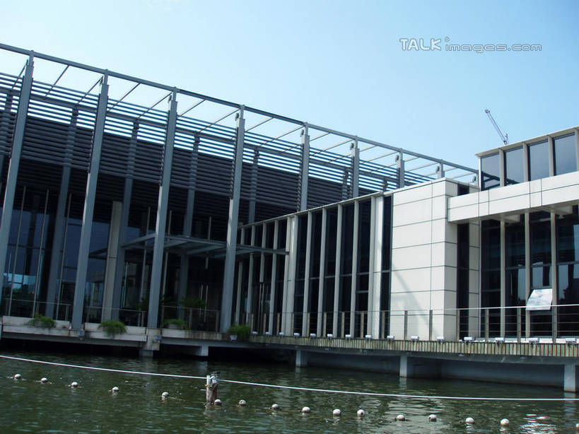 无人,公园,横图,室外,白天,正面,度假,湖,湖泊,美景,水,城市风光,城市,上海,中国,亚洲,阴影,波纹,光线,标志,影子,房屋,屋子,湖面,景观,水流,水面,涟漪,娱乐,标识,蓝色,蓝天,水纹,天空,阳光,波浪,湖水,人工湖,天,享受,休闲,景色,放松,浮标,大宁灵石公园,晴朗,申,东亚,上海市,万里无云,中华人民共和国,沪,华东地区,水晕,闸北区,航标,晴空,晴空万里,彩图,房子,航行标志,助航标志,广中西路,shslj1