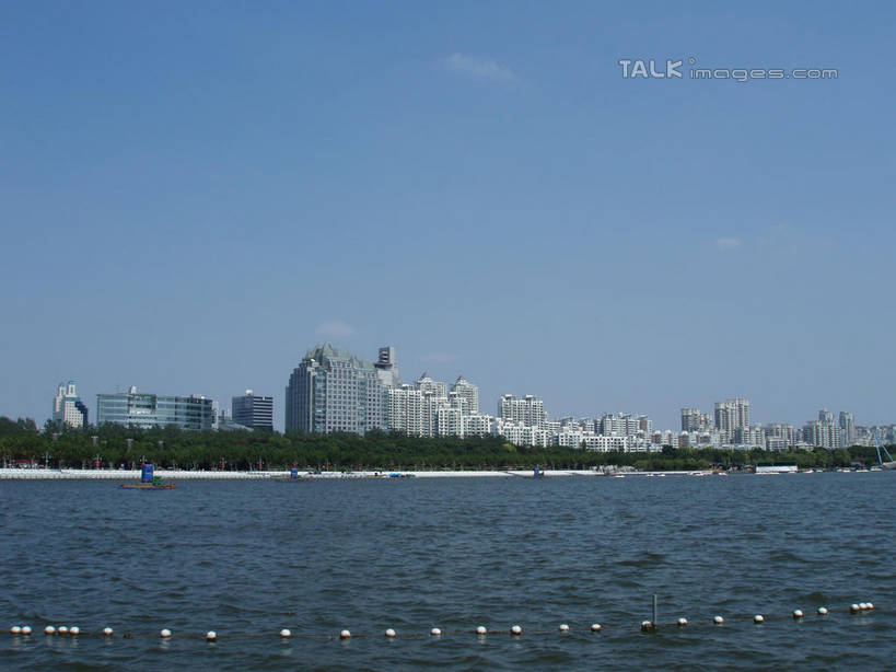 无人,公园,家,高楼大厦,横图,室外,白天,正面,度假,湖,湖泊,美景,水,植物,城市风光,城市,大厦,建筑,摩天大楼,上海,中国,亚洲,阴影,波纹,光线,标志,影子,房屋,屋子,湖面,景观,水流,水面,云,云朵,公寓,涟漪,云彩,娱乐,标识,浦东,洋房,楼房,住宅,树,树木,蓝色,绿色,白云,蓝天,水纹,天空,阳光,自然,波浪,湖水,人工湖,天,享受,休闲,景色,放松,浮标,世纪公园,生长,晴朗,成长,申,浦东新区,东亚,上海市,中华人民共和国,沪,华东地区,水晕,航标,晴空,彩图,房子,大楼,高层建筑,高楼,摩天楼,航行标志,助航标志,浦东中央公园,shslj1
