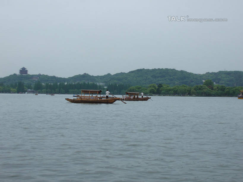 无人,横图,室外,白天,正面,旅游,度假,湖,湖泊,美景,森林,山,山脉,树林,水,植物,船,中国,亚洲,波纹,飞溅,溅,液体,湖面,景观,山峰,水滴,水流,水面,塔,山峦,娱乐,浙江,宝塔,佛塔,游船,水珠,树,树木,浙江省,绿色,水纹,天空,自然,船尾波,交通工具,波浪,湖水,群山,天,享受,休闲,景色,放松,游乐设施,千岛湖,生长,成长,舟,喷洒,自然风光,载具,东亚,中华人民共和国,华东地区,浙,浮图,浮屠,彩图,淳安,淳安县,新安江水库,塔婆,浮图塔,浮头,佛图,shslj1