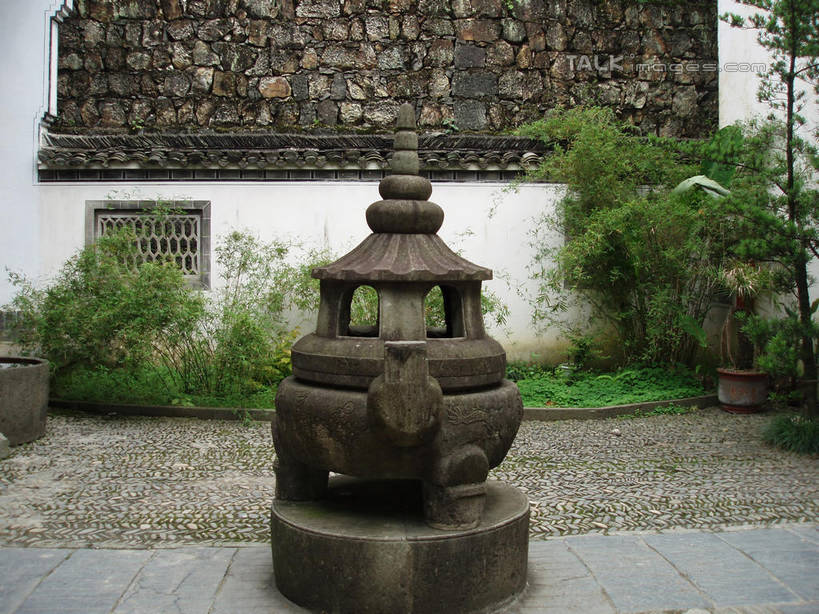 无人,横图,室外,白天,正面,旅游,度假,草地,草坪,石头,名胜古迹,树林,植物,标志建筑,地标,建筑,中国,亚洲,阴影,遗迹,光线,石子,香炉,影子,墙,青苔,苔藓,古迹,文物,娱乐,建设,古建筑,浙江,墙壁,墙面,草,树,树木,浙江省,绿色,白色,阳光,自然,祈祷,享受,休闲,旅游胜地,放松,许愿,宗教,祠堂,千岛湖,海瑞祠,信仰,生长,成长,祈求,祭奠,祭祀,祭坛,祠庙,古文明,东亚,中华人民共和国,华东地区,浙,敬拜,石块,岩石,彩图,淳安,淳安县,新安江水库,龙山岛,shslj1