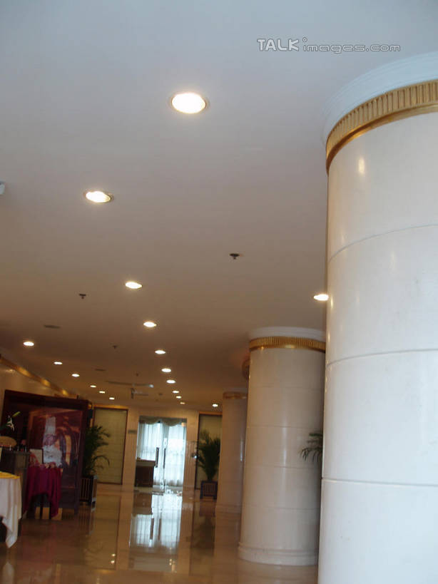 无人,竖图,室内,白天,正面,旅游,度假,地板,标志建筑,地标,建筑,酒店,照明,上海,中国,亚洲,阴影,光线,影子,柱子,墙,灯光,地面,娱乐,建设,顶灯,木地板,墙壁,墙面,灯,灯具,享受,休闲,旅游胜地,放松,水上乐园,奉贤区,照亮,申,照明设备,东亚,上海市,中华人民共和国,沪,华东地区,彩图,旅店,碧海金沙水上乐园,shslj1