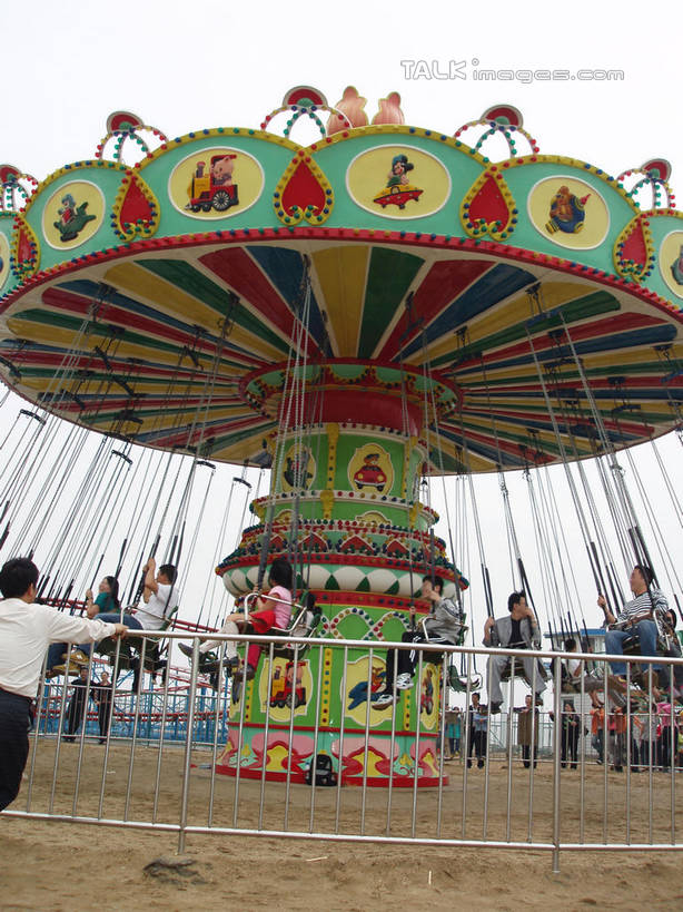 东方人,游乐园,坐,竖图,室外,白天,仰视,旅游,度假,游戏,美景,游乐场,上海,中国,亚洲,行人,游客,游人,服装,景观,许多人,玩,休闲装,黄种人,娱乐,路人,旅客,衣服,天空,自然,天,一群人,享受,休闲,休闲服,景色,放松,服饰,游乐设施,水上乐园,旋转飞椅,奉贤区,活动,申,发泄,消遣,智力,自然风光,东亚,上海市,中华人民共和国,沪,华东地区,宣泄,乐园,主题公园,游艺设施,过客,飓风飞椅,旋转秋千,男人,男性,年轻男性,年轻女性,女人,女性,亚洲人,玩耍,嬉戏,坐着,半身,彩图,低角度拍摄,人造公园,主题乐园,碧海金沙水上乐园,shslj1