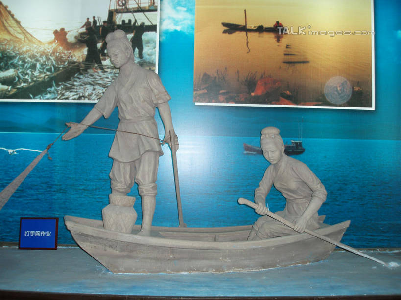 划船,东方人,无人,两个人,站,坐,横图,室内,白天,正面,船,雕塑,中国,亚洲,握,服装,研究,艺术,装饰,雕刻,雕像,木船,教育,拿,拿着,黄种人,浙江,石雕,浙江省,衣服,工艺品,交通工具,站着,握着,服饰,石浦渔港,象山,宁波,纪念,展览,美术,舟,衣着,穿着,欣赏,载具,主题,陈列,东亚,中华人民共和国,华东地区,浙,功能,美学,宁波市,衣饰,荡舟,典藏,男人,男性,年轻男性,年轻女性,女人,女性,亚洲人,站立,坐着,彩图,全身,石浦,石浦镇,象山县,shslj1