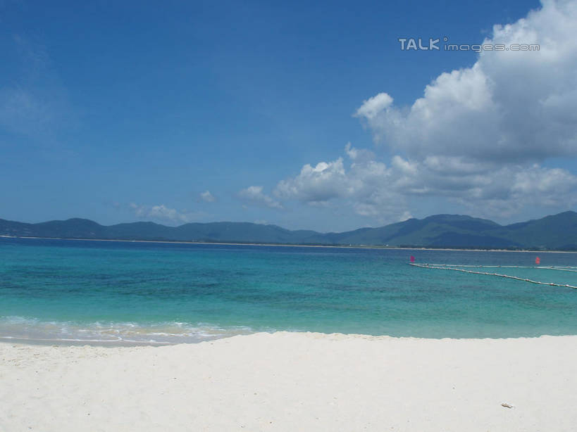 无人,横图,室外,白天,正面,旅游,度假,海浪,海洋,美景,沙滩,山,山脉,三亚,中国,亚洲,阴影,光线,沙子,影子,海岸,景观,浪花,山峰,云,云朵,沙地,山峦,云彩,娱乐,海南,蓝色,白云,蓝天,天空,阳光,自然,海水,群山,天,享受,休闲,景色,放松,海南省,晴朗,自然风光,海景,东亚,三亚市,中华人民共和国,华南地区,琼,大海,风浪,海,海水的波动,海滩,近岸浪,涌浪,晴空,彩图,shslj1