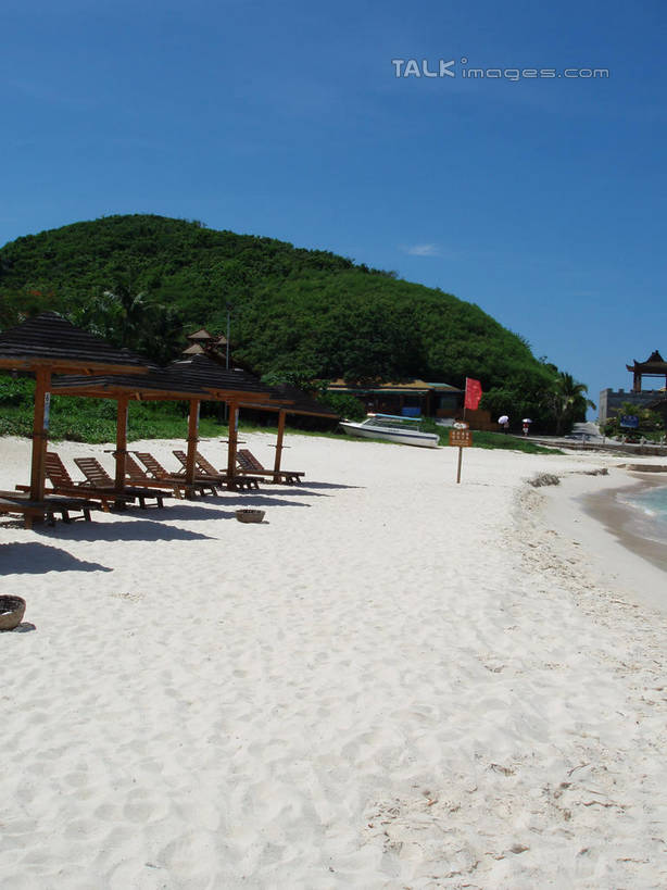 无人,竖图,室外,白天,正面,旅游,度假,海浪,海洋,美景,沙滩,树林,植物,棕榈树,叶子,椅子,三亚,中国,亚洲,阴影,光线,伞,沙子,影子,雨伞,遮阳伞,躺椅,海岸,景观,浪花,绿叶,沙地,娱乐,阳伞,树,树木,海南,蓝色,绿色,蓝天,天空,阳光,自然,海水,天,享受,休闲,嫩叶,景色,放松,海南省,生长,晴朗,成长,沙滩椅,太阳伞,自然风光,海景,东亚,棕榈叶,三亚市,万里无云,中华人民共和国,华南地区,琼,叶,叶片,大海,风浪,海,海水的波动,海滩,近岸浪,涌浪,晴空,晴空万里,棕树,棕榈,彩图,shslj1