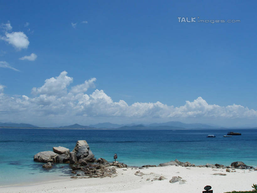 无人,横图,俯视,室外,白天,旅游,度假,海浪,海洋,石头,美景,沙滩,山,三亚,中国,亚洲,阴影,艺术,光线,沙子,石子,影子,手工艺品,海岸,景观,浪花,山峰,云,云朵,沙地,山峦,云彩,文化,娱乐,海南,蓝色,白云,蓝天,天空,阳光,自然,海水,工艺品,天,享受,休闲,假山,景色,放松,海南省,晴朗,高雅,自然风光,海景,东亚,三亚市,中华人民共和国,华南地区,自信心,品位,琼,大海,风浪,海,海水的波动,海滩,近岸浪,石块,岩石,涌浪,晴空,彩图,高角度拍摄,小山,shslj1