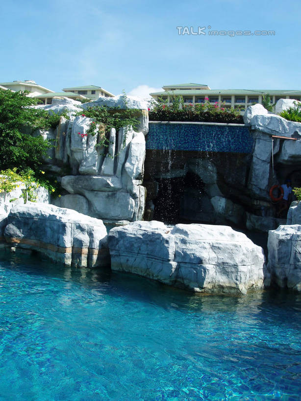 无人,体育馆,游泳池,竖图,室外,白天,正面,旅游,度假,石头,美景,水,植物,三亚,中国,亚洲,阴影,光线,石子,影子,洞,景观,水池,水面,云,云朵,云彩,娱乐,泳池,树,树木,海南,蓝色,绿色,白云,蓝天,天空,阳光,自然,天,享受,休闲,景色,放松,洞穴,海南省,生长,晴朗,成长,游泳馆,自然风光,东亚,三亚市,穴,中华人民共和国,华南地区,琼,石块,岩石,晴空,彩图,shslj1