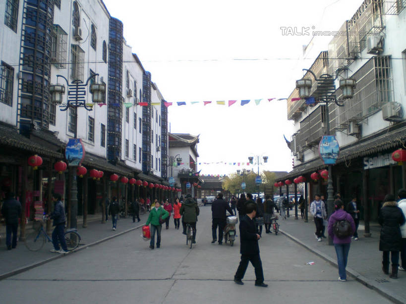 东方人,家,走,横图,室外,白天,正面,旅游,度假,美景,植物,城市风光,城市,道路,建筑,路,路灯,公路,旗帜,照明,上海,中国,亚洲,行人,游客,游人,阴影,服装,光线,灯笼,影子,纸灯笼,房屋,屋子,景观,公寓,灯光,交通,许多人,休闲装,黄种人,娱乐,旗子,建设,洋房,楼房,路人,旅客,住宅,灯,树,树木,衣服,绿色,天空,阳光,自然,天,一群人,享受,休闲,休闲服,景色,放松,服饰,生长,成长,照亮,申,照明设备,青浦区,东亚,上海市,中华人民共和国,沪,华东地区,旌旗,旗号,过客,男人,男性,年轻男性,年轻女性,女人,女性,亚洲人,马路,步行,散步,走路,半身,彩图,房子,赵屯镇,shslj1