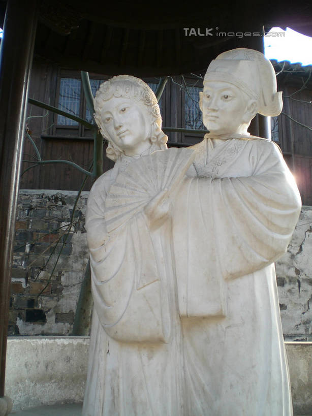 东方人,无人,两个人,站,竖图,室外,白天,正面,民族服装,旅游,度假,名胜古迹,标志建筑,地标,建筑,雕塑,中国,亚洲,遗迹,艺术,装饰,雕刻,雕像,黄种人,古迹,文物,娱乐,建设,古建筑,江苏,工艺品,站着,享受,休闲,旅游胜地,放松,千灯古镇,纪念,美术,主题,陈列,古文明,东亚,江苏省,昆山,昆山市,中华人民共和国,华东地区,苏,功能,美学,鹿城,千灯镇,年轻女性,女人,女性,亚洲人,站立,半身,彩图,传统服装,民俗服,昆山千灯古镇,千灯,千墩,shslj1