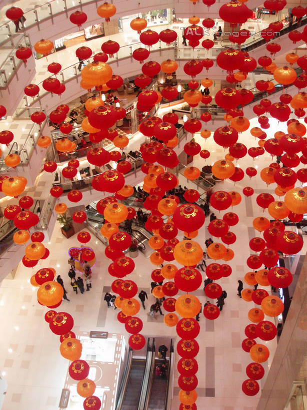 东方人,商店,栏杆,走,竖图,俯视,室内,白天,购物,度假,消费,美景,城市风光,超市,城市,电梯,商场,照明,上海,中国,春节,亚洲,一排,行人,游客,游人,吊挂,悬挂,服装,节日,庆祝,整齐,灯笼,纸灯笼,电动扶梯,景观,围栏,自动扶梯,运输工具,许多人,挂,休闲装,黄种人,文化,娱乐,护栏,路人,旅客,排列,衣服,灯具,一群人,庆典,享受,休闲,休闲服,景色,放松,金融,百货,服饰,港汇广场,徐家汇,纪念,照亮,申,照明设备,队列,选购,贸易,百货公司,东亚,徐汇区,上海市,中华人民共和国,沪,华东地区,虹桥路,血拼,过客,男人,男性,年轻男性,年轻女性,女人,女性,亚洲人,步行,散步,走路,彩图,高角度拍摄,全身,购物商场,购物中心,商业中心,港汇恒隆广场,扶手电梯,升降设备,运输带,自动行人电梯,电扶梯,shslj1
