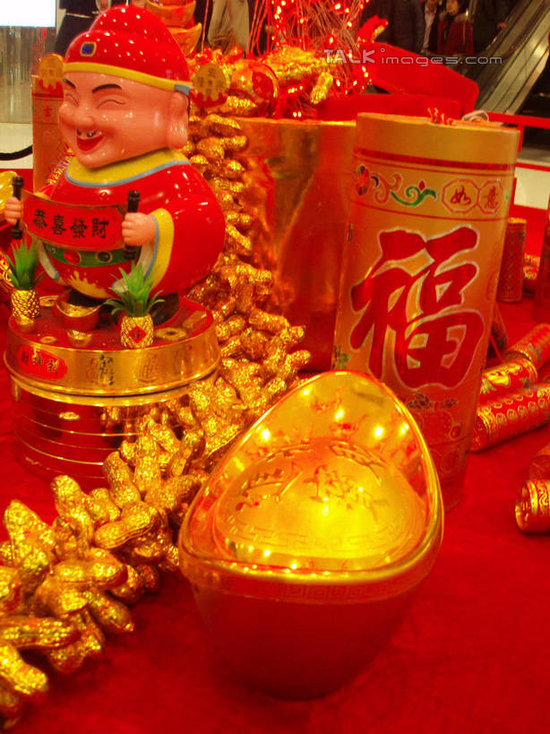 无人,竖图,俯视,室内,特写,白天,钱,植物,桌子,豆,花生,静物,鞭炮,许多,阴影,朦胧,模糊,反射,标志,布料,钱币,文字,影子,字符,豆类,豆子,坚果,很多,布纹,标识,桌布,红色,餐巾,台布,金色,汉字,金融,金元宝,长生果,经济,富贵,中文,花生仁,流通,贸易,豆科,忠诚,落花生,落生,国文,华文,富丽,名誉,荣华,货币,金币,爆竿,爆仗,爆竹,鞭爆,炮仗,花生米,花生豆,餐桌布,彩图,高角度拍摄,元宝,shslj1