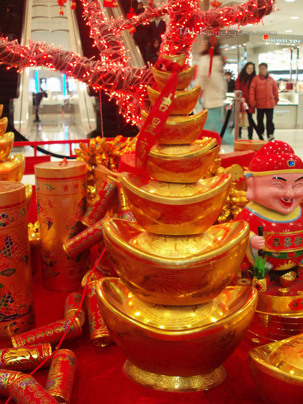 东方人,商店,走,竖图,室内,白天,正面,购物,度假,钱,消费,美景,城市风光,超市,城市,电梯,商场,上海,中国,亚洲,一排,许多,行人,游客,游人,服装,整齐,钱币,电动扶梯,景观,自动扶梯,运输工具,很多,许多人,休闲装,黄种人,娱乐,路人,旅客,排列,衣服,一群人,享受,休闲,休闲服,景色,放松,金融,百货,服饰,金元宝,港汇广场,徐家汇,经济,堆,申,队列,流通,选购,贸易,百货公司,东亚,徐汇区,上海市,中华人民共和国,沪,华东地区,虹桥路,血拼,过客,货币,金币,男人,男性,年轻男性,年轻女性,女人,女性,亚洲人,步行,散步,走路,半身,彩图,购物商场,购物中心,商业中心,港汇恒隆广场,元宝,扶手电梯,升降设备,运输带,自动行人电梯,电扶梯,shslj1