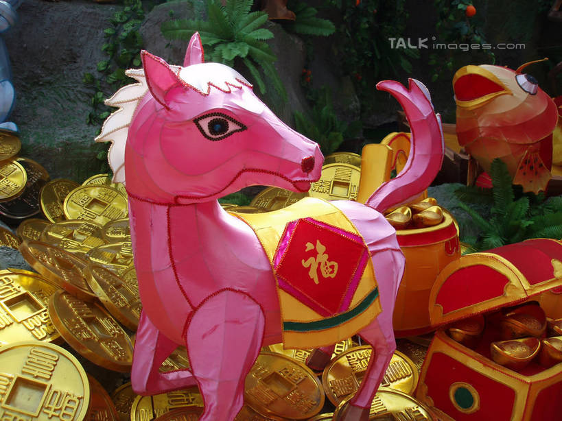 无人,横图,室外,白天,正面,旅游,度假,钱,名胜古迹,植物,标志建筑,地标,建筑,马,野生动物,照明,上海,中国,亚洲,遗迹,标志,彩灯,钱币,文字,字符,灯光,古迹,文物,娱乐,标识,建设,古建筑,灯,树,树木,绿色,自然,动物,容器,箱子,灯具,城隍庙,享受,休闲,汉字,旅游胜地,放松,金融,运输,金元宝,花灯,灯会,牲畜,生长,经济,成长,储藏,照亮,申,照明设备,储存,中文,流通,贸易,黄浦区,古文明,东亚,上海市,中华人民共和国,沪,华东地区,国文,华文,宝物,老城隍庙,货币,金币,宝箱,半身,彩图,宝贝,贮存,元宝,shslj1