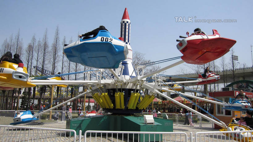 东方人,游乐园,坐,横图,室外,白天,仰视,度假,游戏,美景,植物,城市风光,城市,道路,路,游乐场,公路,上海,中国,亚洲,行人,游客,游人,阴影,服装,光线,影子,景观,高架,交通,许多人,玩,休闲装,黄种人,娱乐,路人,旅客,树,树木,衣服,蓝色,绿色,蓝天,天空,阳光,自然,天,一群人,享受,休闲,休闲服,景色,放松,服饰,游乐设施,锦江乐园,生长,晴朗,成长,活动,申,发泄,消遣,智力,高架桥,东亚,闵行区,上海市,高架道路,跨线桥,万里无云,中华人民共和国,沪,华东地区,宣泄,乐园,主题公园,游艺设施,过客,男人,男性,年轻男性,年轻女性,女人,女性,亚洲人,晴空,晴空万里,玩耍,嬉戏,坐着,半身,彩图,低角度拍摄,人造公园,主题乐园,shslj1