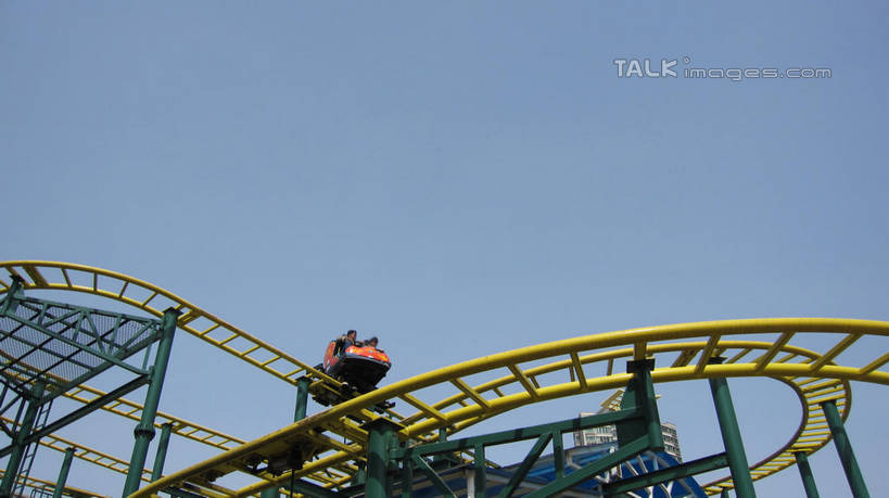 东方人,游乐园,坐,横图,室外,白天,仰视,度假,游戏,美景,城市风光,城市,游乐场,上海,中国,亚洲,阴影,服装,曲折,弯曲,光线,影子,景观,许多人,玩,休闲装,黄种人,娱乐,过山车,衣服,蓝色,蓝天,天空,阳光,天,一群人,享受,休闲,休闲服,景色,放松,服饰,游乐设施,云霄飞车,锦江乐园,蜿蜒,晴朗,活动,申,发泄,消遣,智力,东亚,闵行区,上海市,万里无云,中华人民共和国,沪,华东地区,宣泄,乐园,主题公园,滑落,游艺设施,爬升,倒转,男人,男性,年轻男性,年轻女性,女人,女性,亚洲人,晴空,晴空万里,玩耍,嬉戏,坐着,彩图,低角度拍摄,全身,人造公园,主题乐园,shslj1