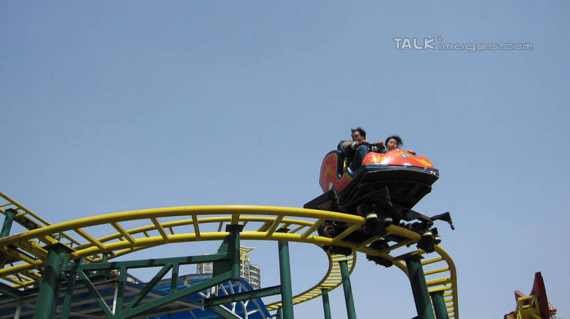 东方人,游乐园,坐,横图,室外,白天,仰视,度假,游戏,美景,城市风光,城市,游乐场,上海,中国,亚洲,阴影,服装,曲折,弯曲,光线,影子,景观,许多人,玩,休闲装,黄种人,娱乐,过山车,衣服,蓝色,蓝天,天空,阳光,天,一群人,享受,休闲,休闲服,景色,放松,服饰,游乐设施,云霄飞车,锦江乐园,蜿蜒,晴朗,活动,申,发泄,消遣,智力,东亚,闵行区,上海市,万里无云,中华人民共和国,沪,华东地区,宣泄,乐园,主题公园,滑落,游艺设施,爬升,倒转,男人,男性,年轻男性,年轻女性,女人,女性,亚洲人,晴空,晴空万里,玩耍,嬉戏,坐着,彩图,低角度拍摄,全身,人造公园,主题乐园,shslj1