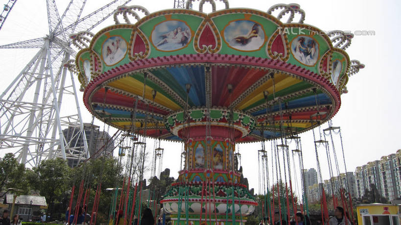 东方人,游乐园,坐,横图,室外,白天,仰视,度假,游戏,美景,植物,城市风光,城市,游乐场,上海,中国,亚洲,行人,游客,游人,服装,景观,摩天轮,许多人,玩,休闲装,黄种人,娱乐,路人,旅客,树,树木,衣服,绿色,天空,自然,天,一群人,享受,休闲,休闲服,景色,放松,服饰,游乐设施,锦江乐园,旋转飞椅,生长,成长,活动,申,发泄,消遣,智力,东亚,闵行区,上海市,费里斯大转轮,中华人民共和国,沪,华东地区,宣泄,乐园,主题公园,游艺设施,过客,飓风飞椅,旋转秋千,男人,男性,年轻男性,年轻女性,女人,女性,亚洲人,玩耍,嬉戏,坐着,半身,彩图,低角度拍摄,人造公园,主题乐园,shslj1