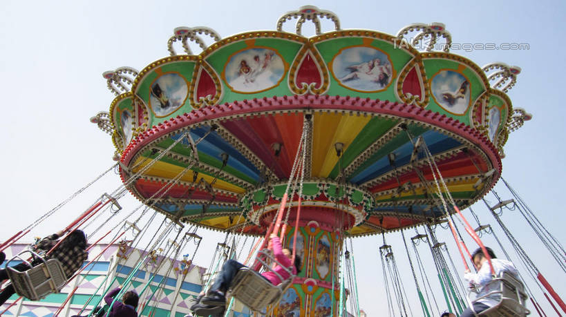 东方人,游乐园,坐,横图,室外,白天,仰视,度假,游戏,美景,植物,城市风光,城市,游乐场,上海,中国,亚洲,行人,游客,游人,服装,景观,许多人,玩,休闲装,黄种人,娱乐,路人,旅客,树,树木,衣服,蓝色,绿色,蓝天,天空,自然,天,一群人,享受,休闲,休闲服,景色,放松,服饰,游乐设施,锦江乐园,旋转飞椅,生长,晴朗,成长,活动,申,发泄,消遣,智力,东亚,闵行区,上海市,万里无云,中华人民共和国,沪,华东地区,宣泄,乐园,主题公园,游艺设施,过客,飓风飞椅,旋转秋千,男人,男性,年轻男性,年轻女性,女人,女性,亚洲人,晴空,晴空万里,玩耍,嬉戏,坐着,半身,彩图,低角度拍摄,人造公园,主题乐园,shslj1