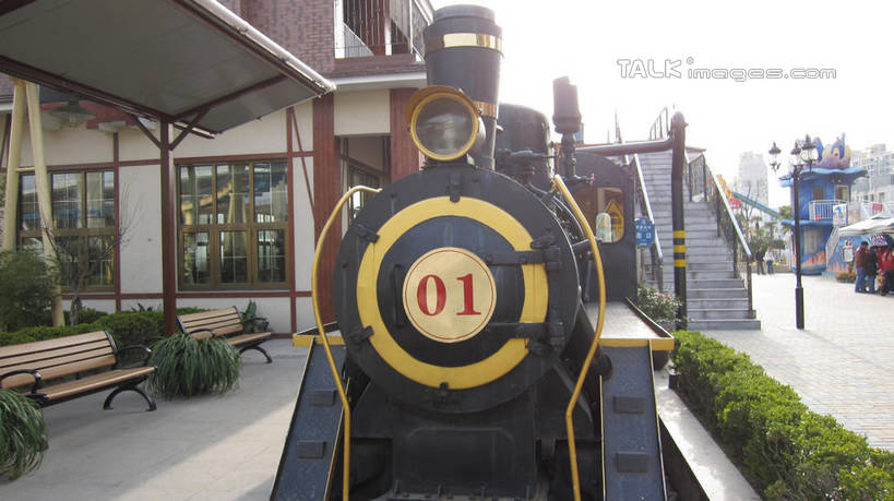 无人,游乐园,横图,室外,白天,正面,度假,美景,植物,城市风光,城市,游乐场,火车,上海,中国,亚洲,一辆,阴影,光线,标志,数字,文字,影子,字符,景观,娱乐,标识,车,树,树木,绿色,天空,阳光,自然,交通工具,天,享受,休闲,景色,放松,阿拉伯数字,锦江乐园,生长,成长,申,载具,蒸汽机,东亚,闵行区,上海市,中华人民共和国,沪,华东地区,乐园,主题公园,蒸汽机车,火车机车,彩图,人造公园,主题乐园,shslj1