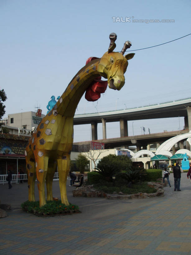 无人,游乐园,竖图,室外,白天,仰视,度假,美景,植物,城市风光,城市,道路,路,游乐场,公路,哺乳动物,长颈鹿,野生动物,雕塑,上海,中国,亚洲,阴影,艺术,装饰,光线,雕刻,雕像,影子,景观,高架,交通,娱乐,树,树木,一只,蓝色,绿色,蓝天,天空,阳光,自然,动物,工艺品,天,享受,休闲,景色,放松,锦江乐园,活泼,生长,晴朗,成长,纪念,美术,申,主题,高架桥,陈列,东亚,闵行区,上海市,高架道路,跨线桥,万里无云,中华人民共和国,沪,华东地区,功能,美学,乐园,主题公园,晴空,晴空万里,彩图,低角度拍摄,全身,人造公园,主题乐园,shslj1