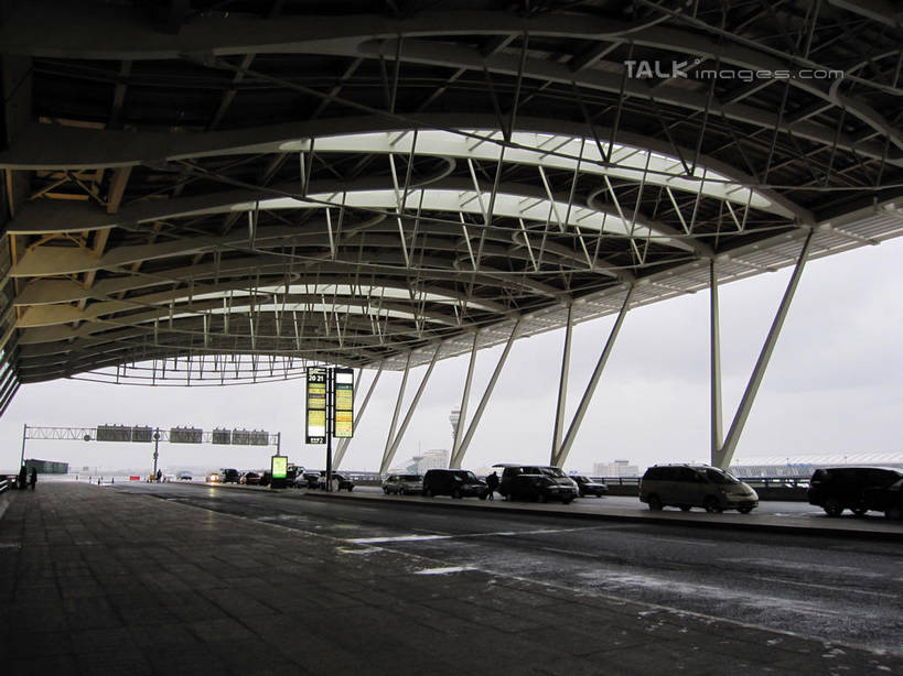 无人,机场,横图,室内,白天,正面,道路,飞机场,路,指示牌,公路,汽车,一排,整齐,标志,路标,分界线,停车线,交通,标识,候机厅,路牌,车,排列,交通工具,轿车,车行道,车行道分界线,队列,载具,标线,候机室,车行线,待机室,航空站,空港,马路,彩图,shslj1