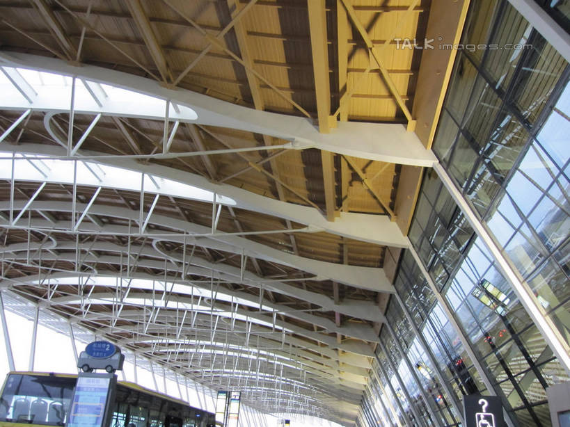 无人,机场,横图,室内,白天,仰视,窗户,天花板,飞机场,指示牌,英文,标志,路标,文字,字符,字母,墙,标识,候机厅,路牌,玻璃窗,墙壁,墙面,英文字母,候机室,待机室,航空站,空港,彩图,低角度拍摄,shslj1