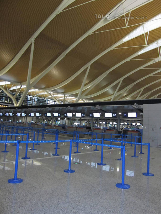 无人,机场,栏杆,竖图,室内,白天,正面,飞机场,照明,阴影,光线,影子,围栏,灯光,候机厅,护栏,顶灯,灯,蓝色,灯具,照亮,照明设备,候机室,待机室,航空站,空港,彩图,shslj1