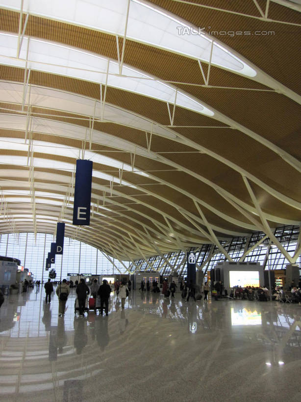 东方人,机场,走,竖图,室内,白天,正面,窗户,天花板,飞机场,指示牌,亚洲,行人,游客,游人,服装,英文,标志,路标,文字,字符,字母,墙,许多人,休闲装,黄种人,标识,候机厅,路牌,路人,旅客,玻璃窗,墙壁,墙面,衣服,一群人,休闲,休闲服,服饰,英文字母,候机室,待机室,过客,男人,男性,年轻男性,年轻女性,女人,女性,亚洲人,航空站,空港,步行,散步,走路,彩图,全身,shslj1