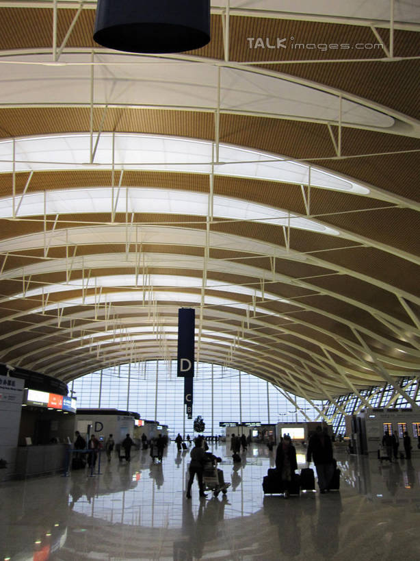 东方人,机场,走,竖图,室内,白天,正面,窗户,天花板,飞机场,指示牌,亚洲,行人,游客,游人,服装,英文,标志,路标,文字,字符,字母,墙,许多人,休闲装,黄种人,标识,候机厅,路牌,路人,旅客,玻璃窗,墙壁,墙面,衣服,一群人,休闲,休闲服,服饰,英文字母,候机室,待机室,过客,男人,男性,年轻男性,年轻女性,女人,女性,亚洲人,航空站,空港,步行,散步,走路,彩图,全身,shslj1