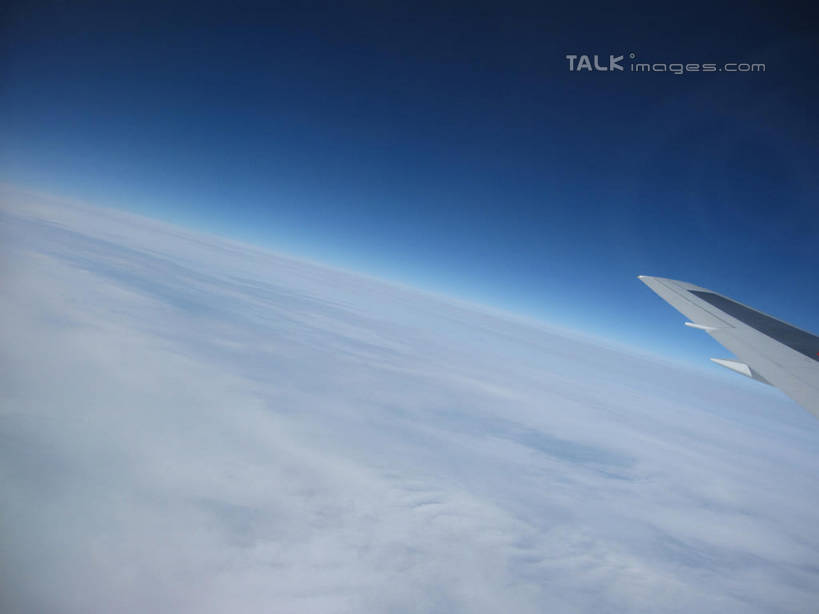 无人,横图,俯视,航拍,室外,特写,白天,飞机,飞翔,阴影,飞行,光线,影子,云,云朵,机翼,交通,翱翔,云彩,航空,飞,蓝色,白云,蓝天,天空,阳光,交通工具,天,运输,一架,晴朗,客机,鸟瞰,载具,晴空,彩图,高角度拍摄,shslj1