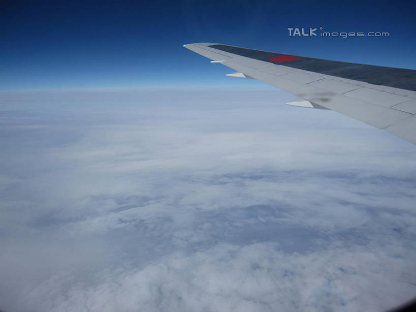 无人,横图,俯视,航拍,室外,特写,白天,飞机,飞翔,阴影,飞行,光线,影子,云,云朵,机翼,交通,翱翔,云彩,航空,飞,蓝色,白云,蓝天,天空,阳光,交通工具,天,运输,一架,晴朗,客机,鸟瞰,载具,晴空,彩图,高角度拍摄,shslj1