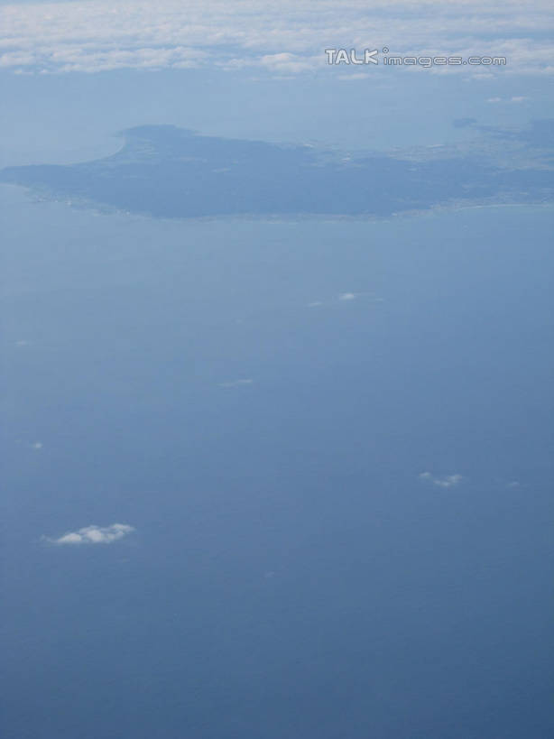 无人,竖图,俯视,航拍,室外,白天,阴影,光线,影子,云,云朵,云彩,蓝色,白云,蓝天,天空,阳光,天,晴朗,鸟瞰,晴空,彩图,高角度拍摄,shslj1