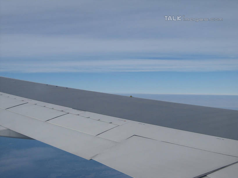 无人,横图,俯视,航拍,室外,特写,白天,飞机,飞翔,阴影,飞行,光线,影子,云,云朵,机翼,交通,翱翔,云彩,航空,飞,蓝色,白云,蓝天,天空,阳光,交通工具,天,运输,一架,晴朗,客机,鸟瞰,载具,晴空,彩图,高角度拍摄,shslj1