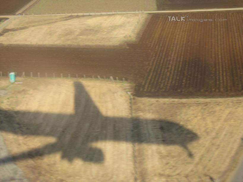 无人,农田,横图,俯视,航拍,室外,白天,度假,庄稼,农作物,美景,城市风光,城市,飞机,阴影,光线,影子,景观,交通,娱乐,航空,阳光,交通工具,享受,休闲,景色,放松,运输,一架,客机,鸟瞰,载具,彩图,高角度拍摄,耕地,庄稼田,shslj1