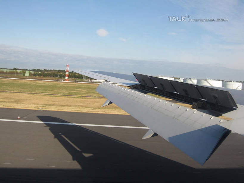 无人,机场,横图,室外,白天,正面,草地,草坪,植物,道路,飞机,飞机场,路,公路,阴影,光线,影子,云,云朵,分界线,机翼,停车线,交通,云彩,航空,草,树,树木,蓝色,绿色,白云,蓝天,天空,阳光,自然,停机坪,交通工具,天,运输,一架,生长,晴朗,成长,车行道,车行道分界线,客机,载具,标线,车行线,晴空,马路,彩图,shslj1