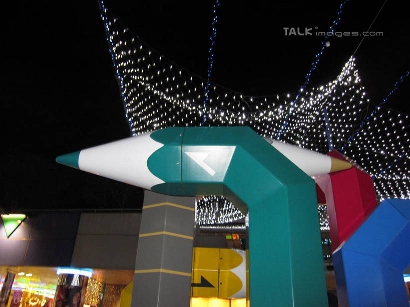 无人,商店,横图,室外,夜晚,仰视,购物,度假,消费,美景,窗户,落地窗,城市风光,超市,城市,橱窗,商场,照明,雕塑,东京,日本,圣诞节,亚洲,阴影,节日,庆祝,艺术,装饰,光线,笔,彩灯,雕刻,雕像,影子,景观,灯光,办公用品,中央区,文化,娱乐,玻璃窗,灯,文具,铅笔,学习用品,工艺品,灯具,庆典,享受,休闲,银座,景色,放松,金融,百货,花灯,纪念,文具用品,照亮,美术,照明设备,主题,陈列,选购,贸易,圣诞灯,百货公司,东亚,玻璃橱窗,本州,关东地方,本州岛,日本国,东京都,功能,美学,血拼,彩图,低角度拍摄,购物商场,购物中心,商业中心,shslj1