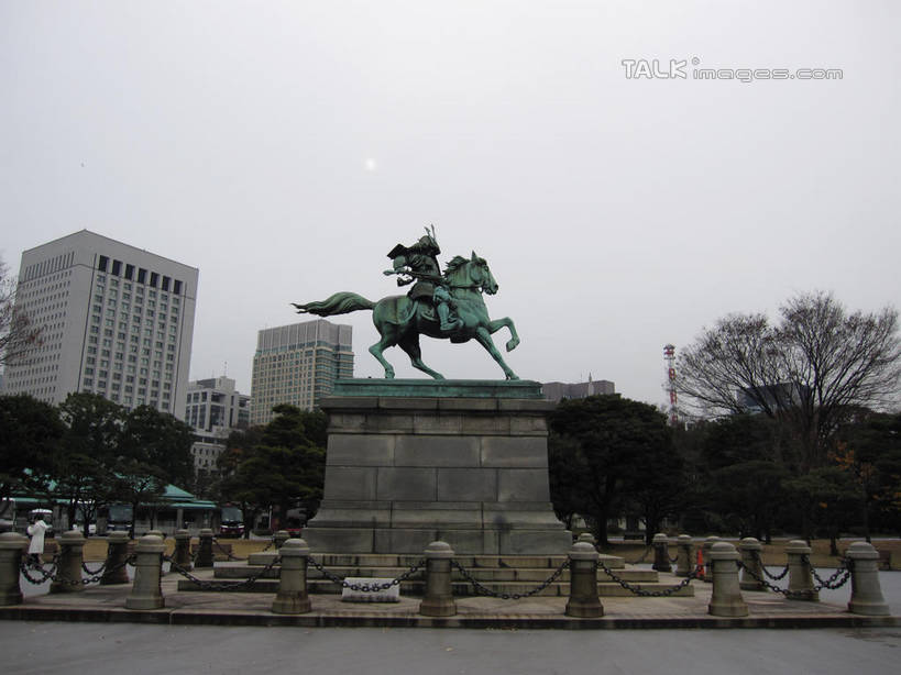 东方人,一个人,无人,高楼大厦,坐,横图,室外,白天,仰视,制服,度假,美景,植物,城市风光,标志建筑,城市,大厦,地标,建筑,摩天大楼,马,野生动物,雕塑,东京,日本,亚洲,仅一个男性,仅一个人,阴影,艺术,装饰,光线,雕刻,雕像,影子,景观,注视,黄种人,娱乐,建设,一匹,树,树木,仅一个年轻男性,衣服,蓝色,绿色,蓝天,天空,阳光,自然,动物,工艺品,天,观察,看,享受,休闲,景色,放松,运输,牲畜,千代田区,生长,晴朗,成长,观看,纪念,军人,美术,察看,军装,关注,主题,军服,陈列,东亚,本州,万里无云,关东地方,本州岛,日本国,东京都,功能,美学,皇居,男人,男性,年轻男性,亚洲人,晴空,晴空万里,坐着,彩图,低角度拍摄,全身,大楼,高层建筑,高楼,摩天楼,军神,楠木正成,shslj1