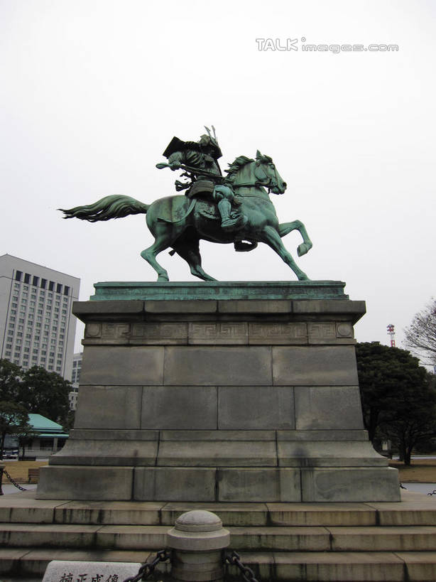 东方人,一个人,无人,高楼大厦,坐,竖图,室外,白天,仰视,制服,度假,美景,植物,城市风光,标志建筑,城市,大厦,地标,建筑,摩天大楼,马,野生动物,雕塑,东京,日本,亚洲,仅一个男性,仅一个人,阴影,艺术,装饰,光线,雕刻,雕像,影子,景观,注视,黄种人,娱乐,建设,一匹,树,树木,仅一个年轻男性,衣服,蓝色,绿色,蓝天,天空,阳光,自然,动物,工艺品,天,观察,看,享受,休闲,景色,放松,运输,牲畜,千代田区,生长,晴朗,成长,观看,纪念,军人,美术,察看,军装,关注,主题,军服,陈列,东亚,本州,万里无云,关东地方,本州岛,日本国,东京都,功能,美学,皇居,男人,男性,年轻男性,亚洲人,晴空,晴空万里,坐着,彩图,低角度拍摄,全身,大楼,高层建筑,高楼,摩天楼,军神,楠木正成,shslj1