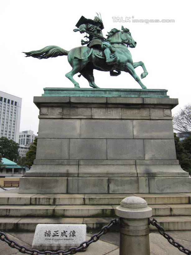 东方人,一个人,无人,高楼大厦,坐,竖图,室外,白天,仰视,制服,度假,美景,植物,城市风光,标志建筑,城市,大厦,地标,建筑,摩天大楼,马,野生动物,雕塑,东京,日本,亚洲,仅一个男性,仅一个人,阴影,艺术,装饰,光线,雕刻,雕像,影子,景观,注视,黄种人,娱乐,建设,一匹,树,树木,仅一个年轻男性,衣服,蓝色,绿色,蓝天,天空,阳光,自然,动物,工艺品,天,观察,看,享受,休闲,景色,放松,运输,牲畜,千代田区,生长,晴朗,成长,观看,纪念,军人,美术,察看,军装,关注,主题,军服,陈列,东亚,本州,万里无云,关东地方,本州岛,日本国,东京都,功能,美学,皇居,男人,男性,年轻男性,亚洲人,晴空,晴空万里,坐着,彩图,低角度拍摄,全身,大楼,高层建筑,高楼,摩天楼,军神,楠木正成,shslj1